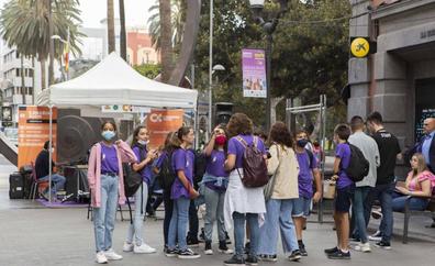 Triana se viste con la alfombra violeta de la Igualdad