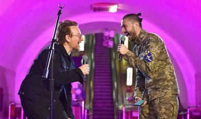 U2 da un concierto sorpresa en el metro de Kiev