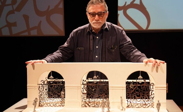 Jaume Plensa in front of the model of his innovative bars for the Teatro del Liceo. 