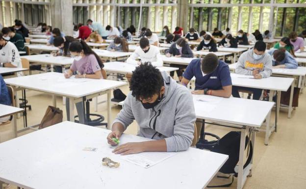 Los estudiantes de familias con menos ingresos no tendrán que pagar por la EBAU