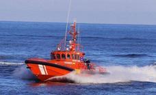 Rescatan a dos tripulantes que cayeron al mar tras volcar su velero en Tenerife