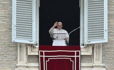 El Papa asegura que la Iglesia no rechaza a los homosexuales