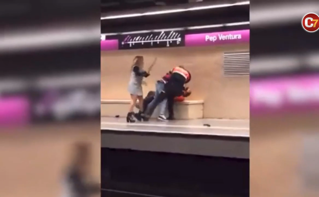 Una mujer agrede a porrazos a un vigilante en el metro