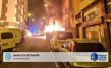 Un incendio en Tenerife daña la fachada de un edificio, ocho contenedores y cinco vehículos