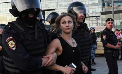 Maria Aliójina, líder de Pussy Riot, huye de Rusia vestida de repartidora