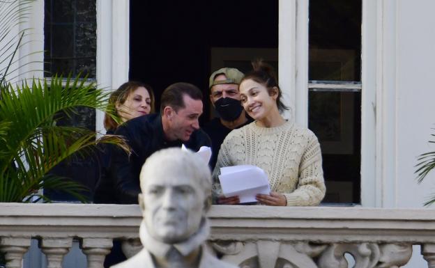Los intérpretes Joseph Fiennes y Jennifer López, durante el rodaje del largometraje 'The Mother', para Netflix, el pasado mes de marzo en el Gabinete Literario. 