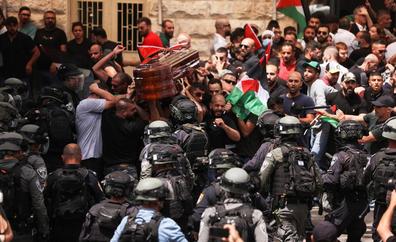 Israel carga contra el féretro de la periodista asesinada por portar la bandera palestina