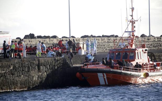 Llega de madrugada una patera a Lanzarote con 20 inmigrantes magrebíes