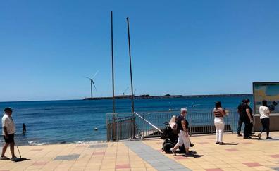 Autorizado el baño en la playa de Arinaga tras la desaparición de las microalgas