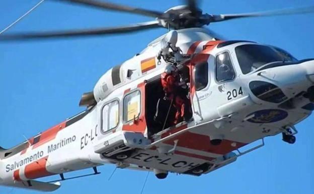 Salvamento evacúa a un tripulante de un buque accidentado cerca de La Isleta