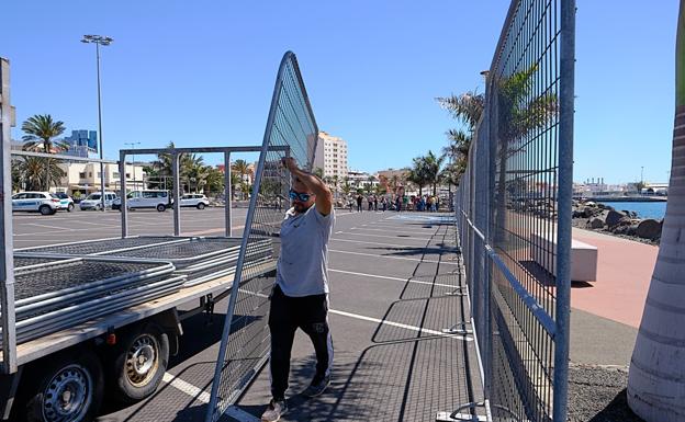Un trabajador coloca las vallas del recinto que acogerá el día 29, sábado, el Gran Baile de Taifas en la avenida marítima de Puerto del Rosario. 