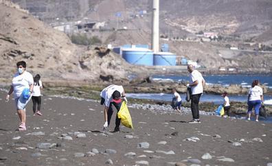 Más de 70 voluntarios hacen una parada a la contaminación marina en Bocabarranco