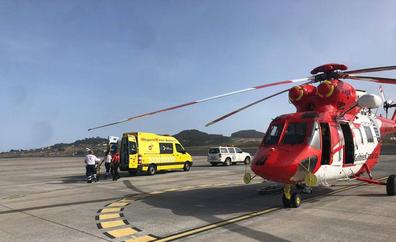 Rescatan en helicóptero a un hombre accidentado en las rocas de Bocabarranco