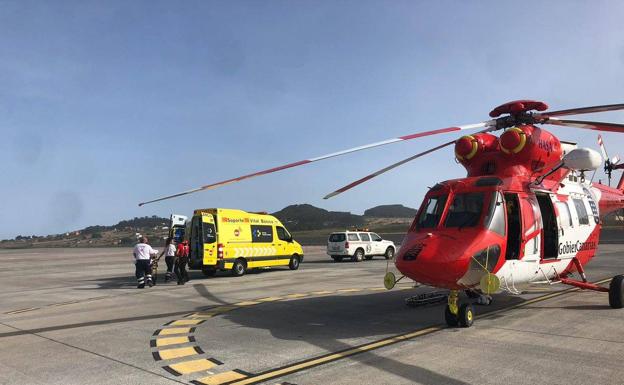 Rescatan en helicóptero a un hombre accidentado en las rocas de Bocabarranco