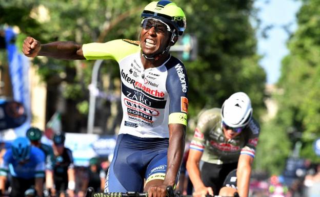 El eritreo Girmay sorprende a Van del Poel al sprint