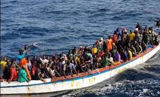 Rescatan una patera con 56 migrantes a 245 Km de Gran Canaria y buscan otra
