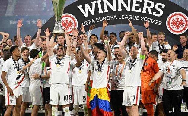 Los jugadores del Eintracht levantan el trofeo de la Liga Europa. 
