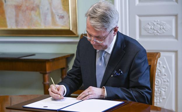 El Ministro de Asuntos Exteriores de Finlandia, Pekka Haavisto, firma la solicitud de ingreso de su país en la OTAN en Helsinki.