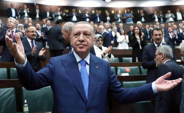 El presidente turco asiste a la reunión del partido.