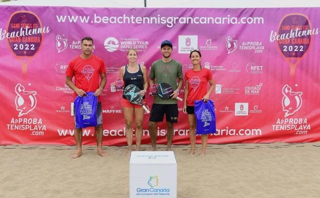 Foto de los ganadores ayer sobre la arena de Las Canteras. 