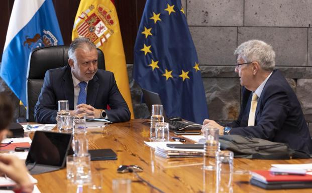 El presidente de Canarias, Ángel Víctor Torres, y el consejero Julio Pérez, ayer en el Consejo de Gobierno. 