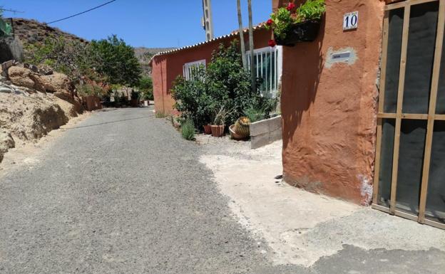 Mogán multa a una vecina con 450 euros por verter líquido en la calle