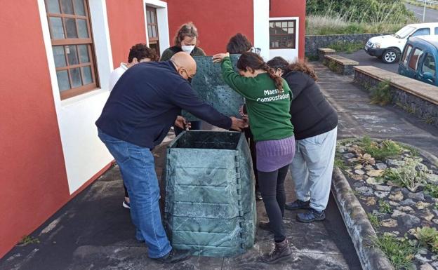Imagen de un compactador de residuos orgánicos familiares instalado en La Palma. /C7
