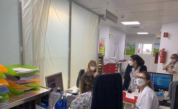 Niños con cáncer entre obras en el Materno