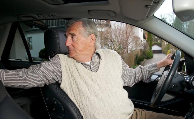 La DGT y el debate sobre las nuevas medidas que pueden afectar a mayores de 65 años para conducir
