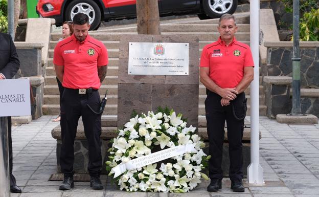 La ciudad rinde homenaje a los bomberos fallecidos en accidente de La Naval