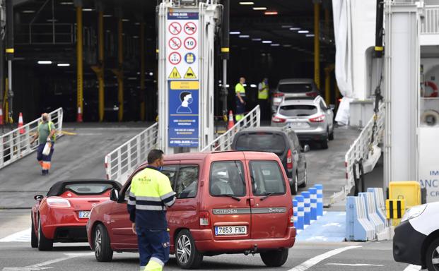 Los canarios se lanzan al puente del Día de Canarias y llenan barcos, aviones y hoteles