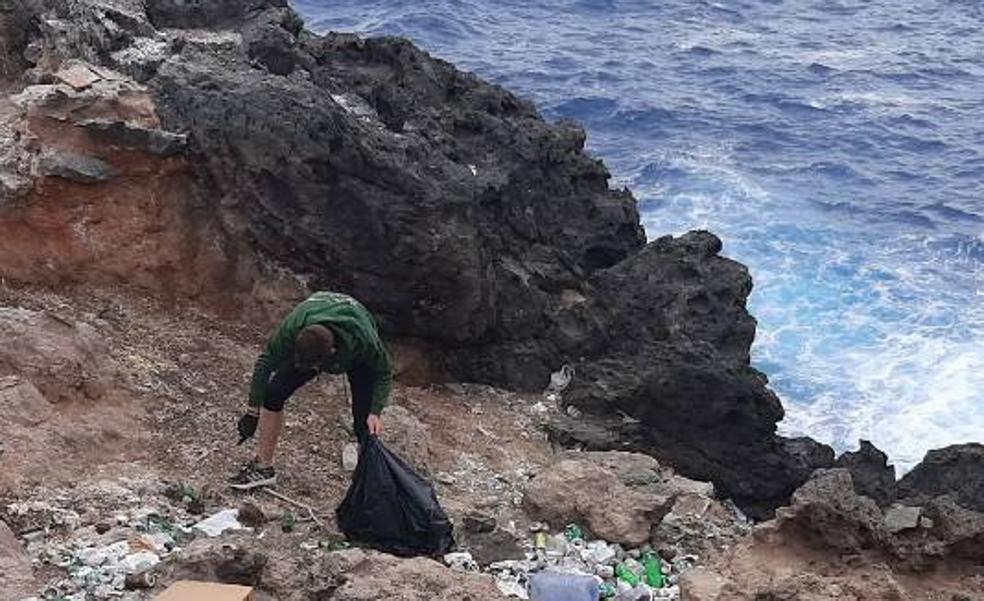 «Plastiman» sigue combatiendo contra el crimen de la basura en las playas canarias