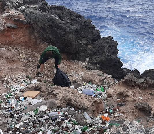 «Plastiman» sigue combatiendo contra el crimen de la basura en las playas canarias