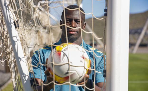 Mfulu dispara alto: «Sería bonito jugar un derbi en el playoff»