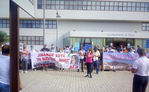 Imagen de una protesta de vecinos de Jinámar reivindicando sus derechos frente al Ayuntamiento en 2021. 