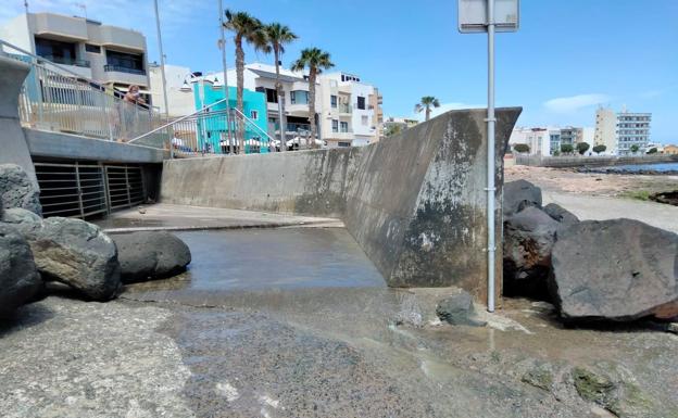 Un vertido en Arinaga genera inquietud entre los usuarios