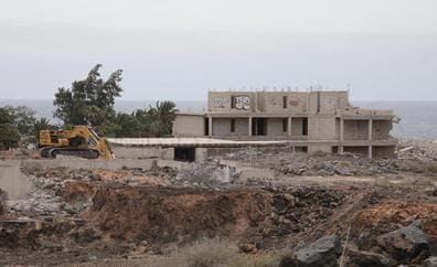 Arranca al fin el derribo de uno de los hoteles inacabados de Costa Teguise