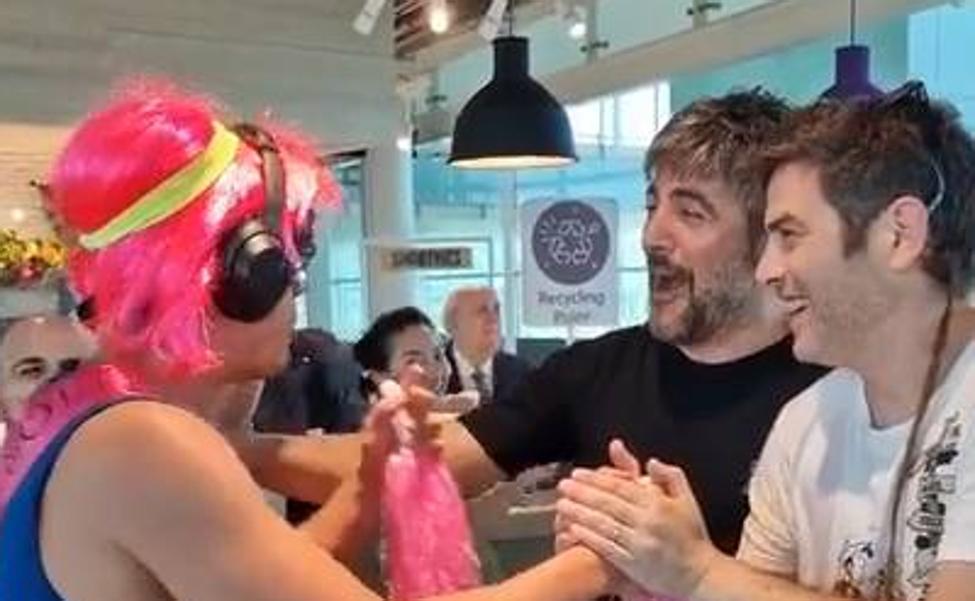 Nunca olvidará esta broma mientras esperaba un vuelo a Canarias por su despedida de soltero