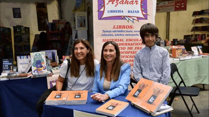 Vanesa Delgado firma ejemplares de 'Las recetas que te cuento' en la Feria del Libro