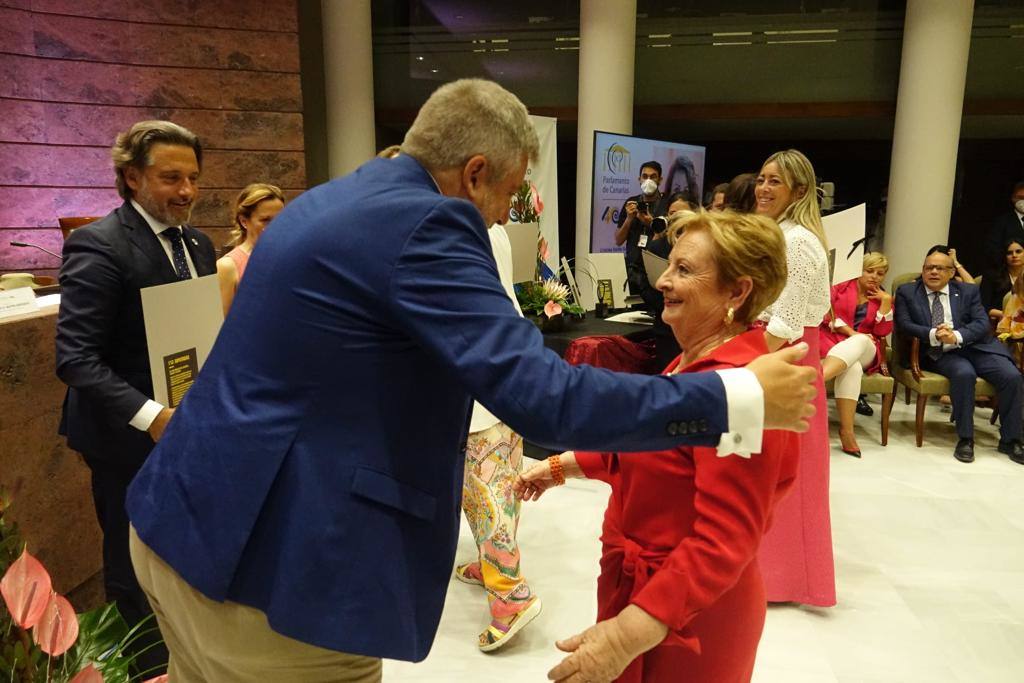 El Parlamento rinde tributo a las 113 diputadas en los 40 años de autogobierno