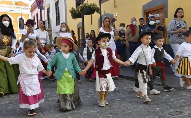 Los niños y niñas dan vida a la romería más auténtica
