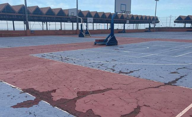 Imagen del mal estado de las canchas del complejo deportivo que llevarán el nombre de Pepón Artiles./C7