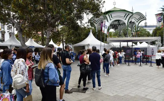 Colas en la primera jornada de la Feria del Libro de Las Palmas de Gran Canaria. /arcadio suárez