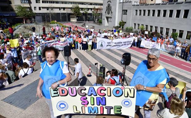 «Quiero aprender, no hacer macramé»: la educación de adultos sale a la calle