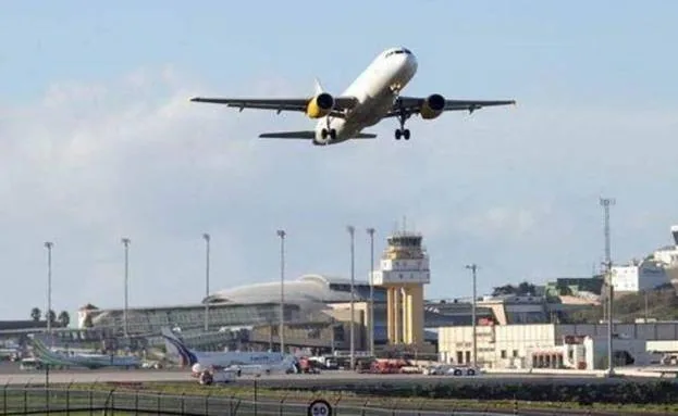 Las patronales turísticas y UGT advierten de que la tasa verde en las conexiones aéreas con Canarias provocará un enorme drama social