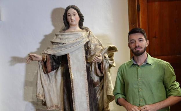 El historiador Carlos Delgado junto una imagen de la Virgen del Carmen./c7