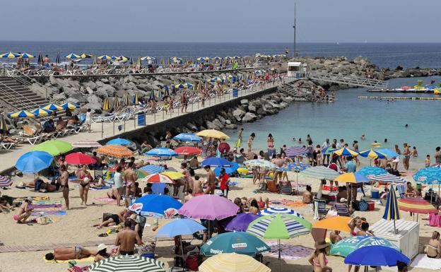 Un anciano grave tras una caída mientras pescaba en Amadores