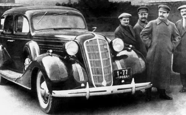 Stalin junto a un ZIS 11 del año 1936