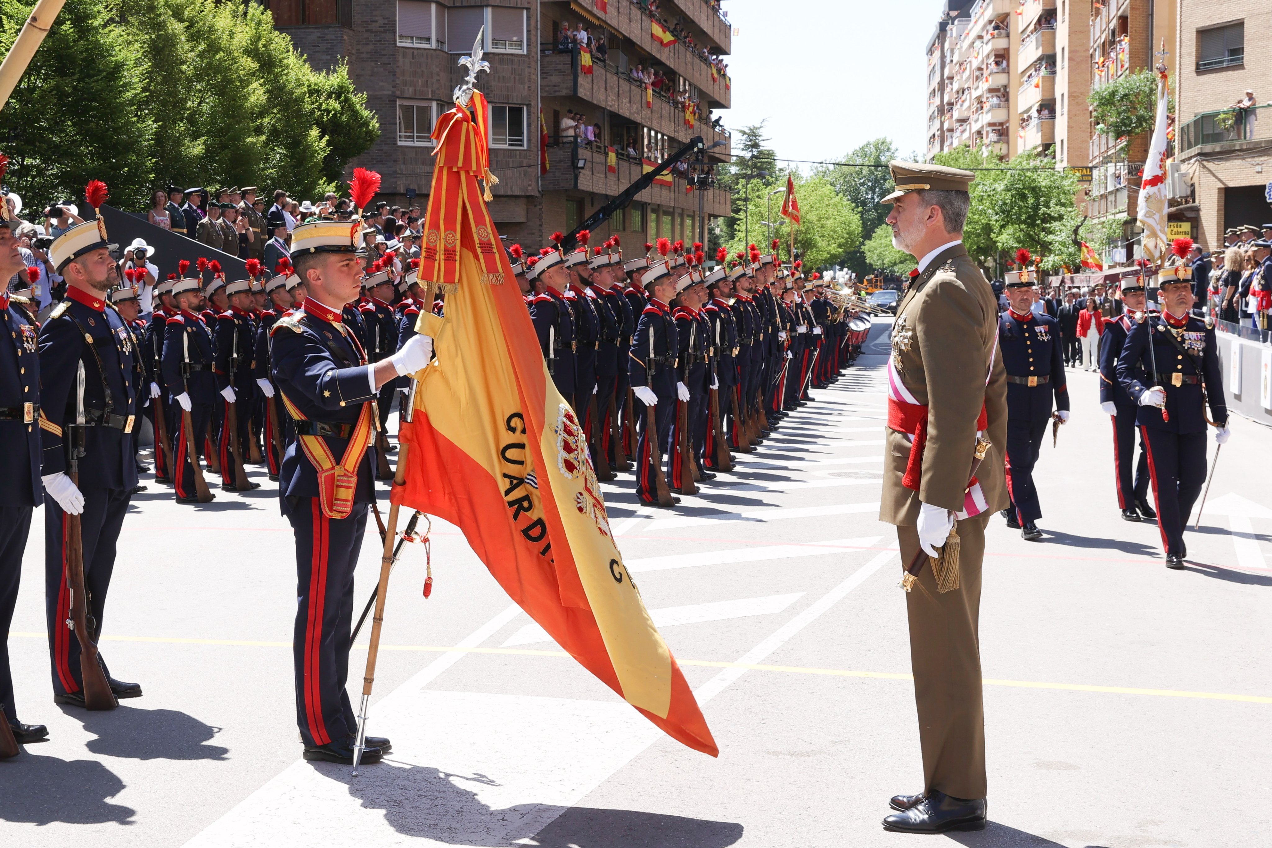 El Rey saluda a la bandera española a su llegada al Desfile de las Fuerzas Armadas en Huesca. 