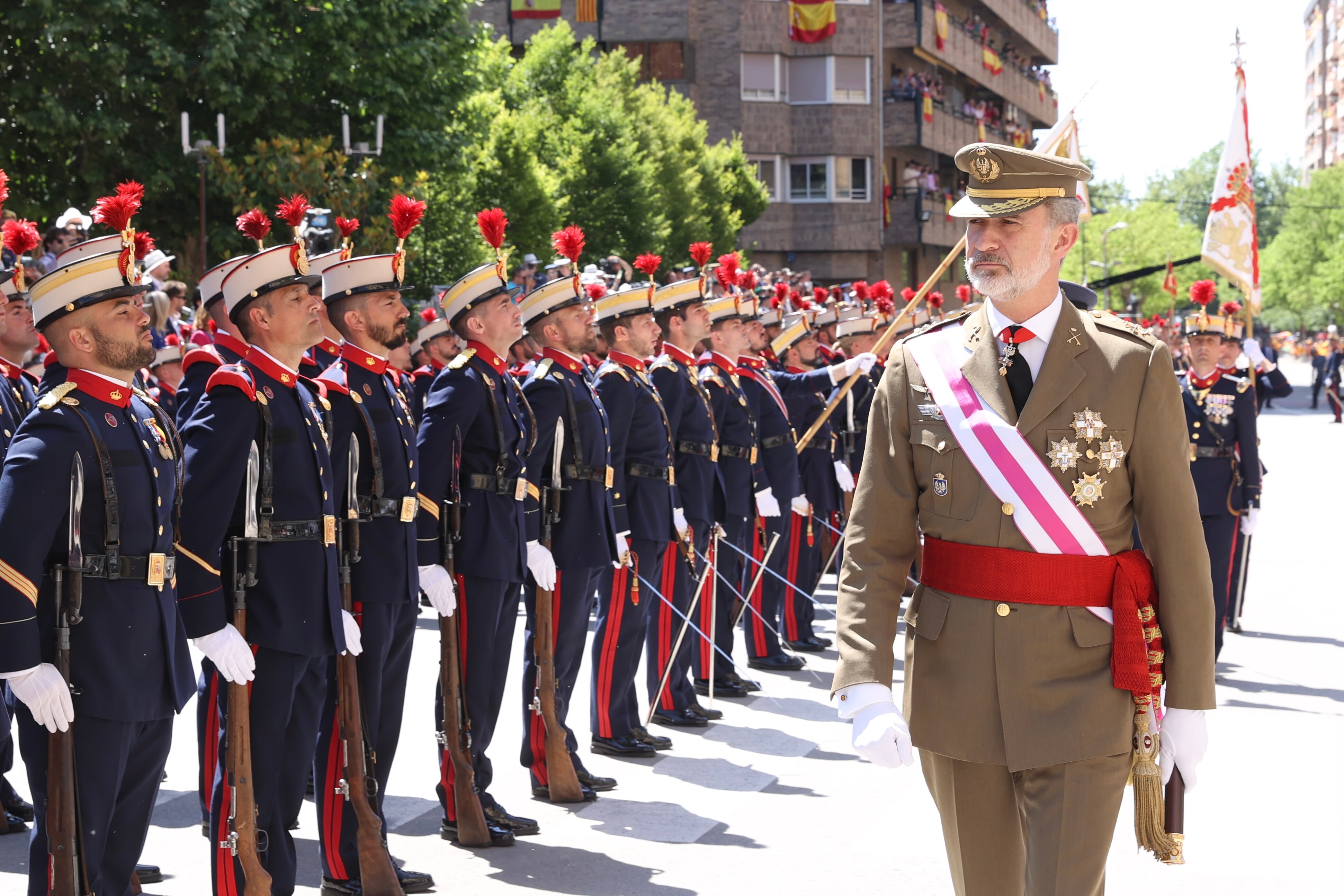 La Guardia Real rinde honores a Felipe VI, poco antes del Desfile de las Fuerzas Armadas en Huesca. 